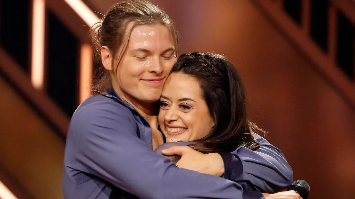 Gabriel Kelly mit Malika Dzumaev in der achten Live-Show der 17. Staffel der RTL-Tanzshow Let s Dance im MMC Coloneum. Köln, 26.04.2024 *** Gabriel Kelly with Malika Dzumaev in the eighth live show of the 17th season of the RTL dance show Let s Dance at MMC Coloneum Cologne, 26 04 2024 Foto:xR.xSchmiegeltx/xFuturexImagex lets_dance2604_4446