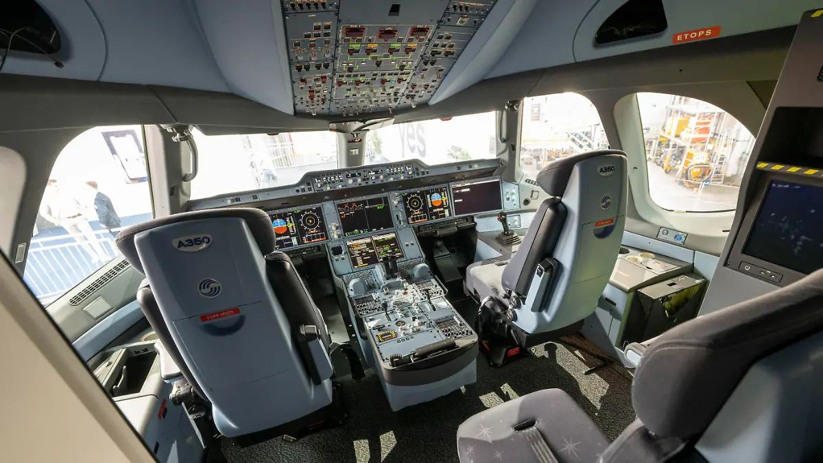 25.04.2024, Bayern, München: Das Cockpit eines Airbus A350-900 der Lufthansa-Maschine. Ab Mai 2024 soll die neue Lufthansa Kabine erstmals in einem Airbus A350-900 abheben und will dabei neue Maßstäbe in allen Klassen mit modernsten Sitzen und weiteren Innovationen setzen. Foto: Peter Kneffel/dpa +++ dpa-Bildfunk +++