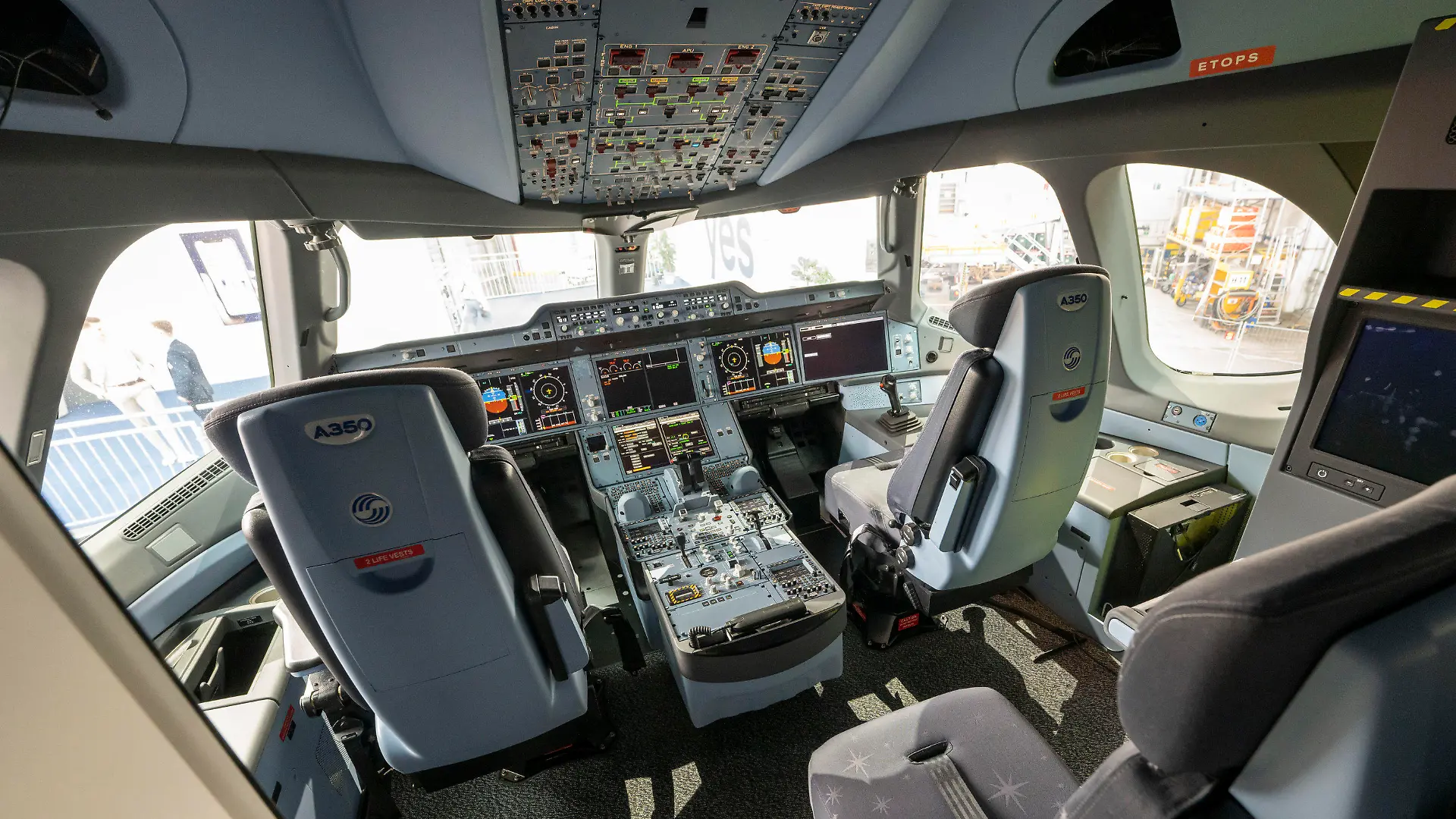 25.04.2024, Bayern, München: Das Cockpit eines Airbus A350-900 der Lufthansa-Maschine. Ab Mai 2024 soll die neue Lufthansa Kabine erstmals in einem Airbus A350-900 abheben und will dabei neue Maßstäbe in allen Klassen mit modernsten Sitzen und weiteren Innovationen setzen. Foto: Peter Kneffel/dpa +++ dpa-Bildfunk +++