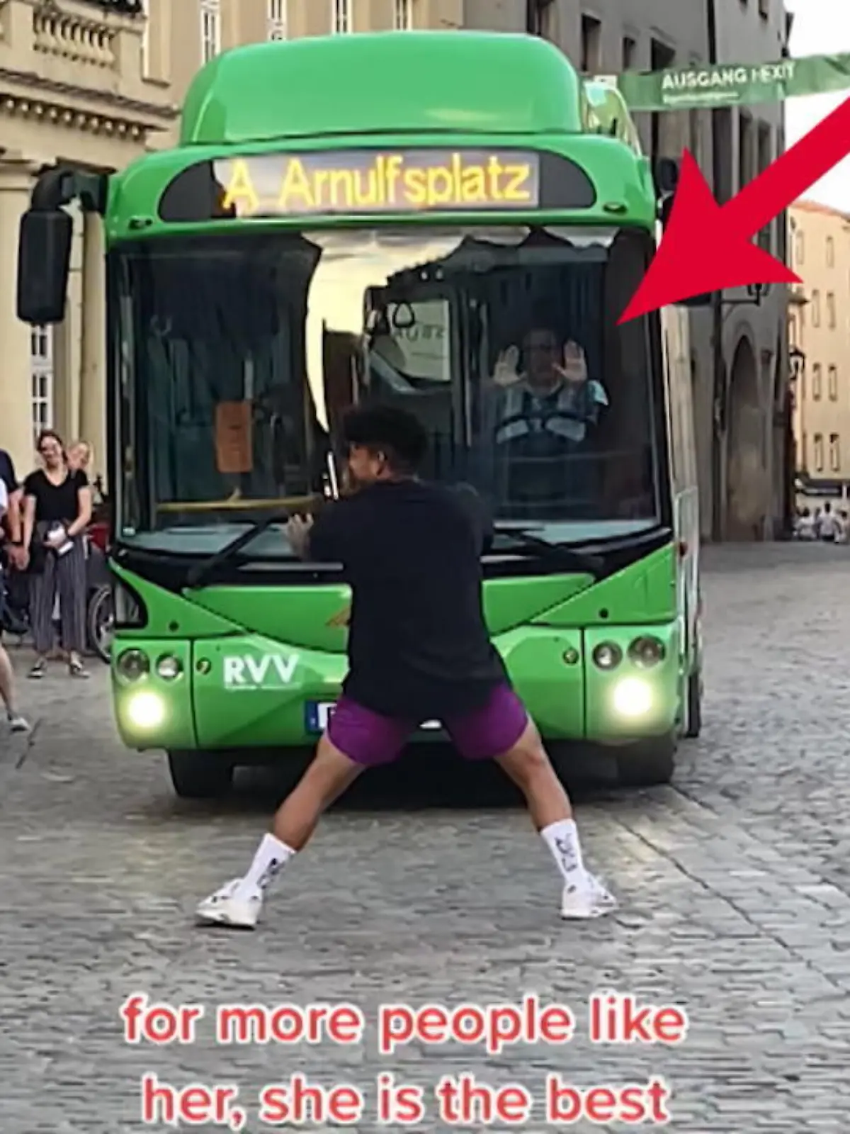 Was für eine Stimmung! Auf dem Haidplatz in Regensburg fegt TikToker Indriago Macarty mit den abgefahrensten Tanzmoves über den Platz, als ein Bus kommt. Doch statt auszuweichen, hat er eine verrückte Idee - wieso nicht den Bus in seine Choreo mit einbauen?