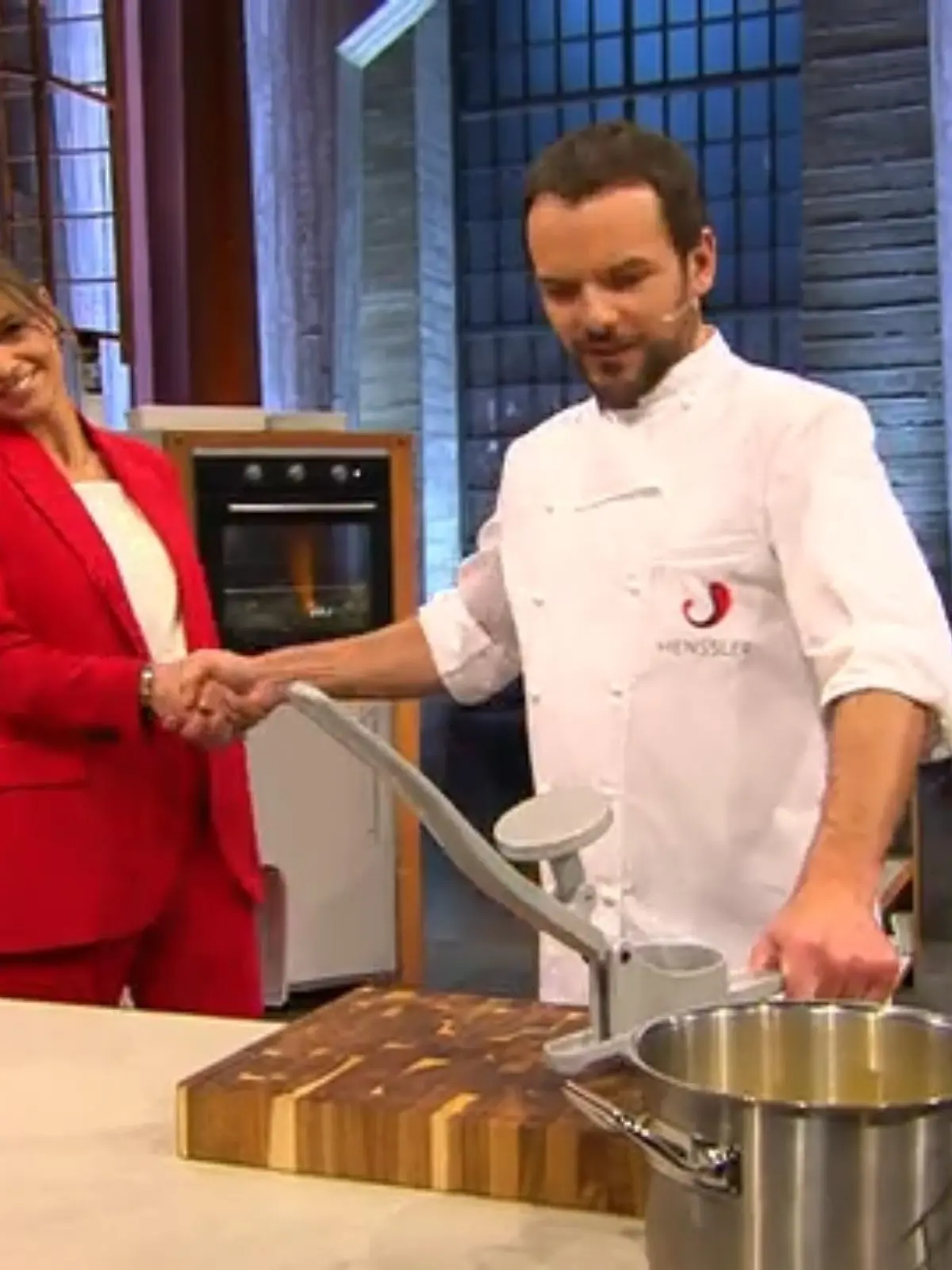 Bild zu: "Die neue Staffel „Grill den Henssler" beginnt mit einem besonderen Special."