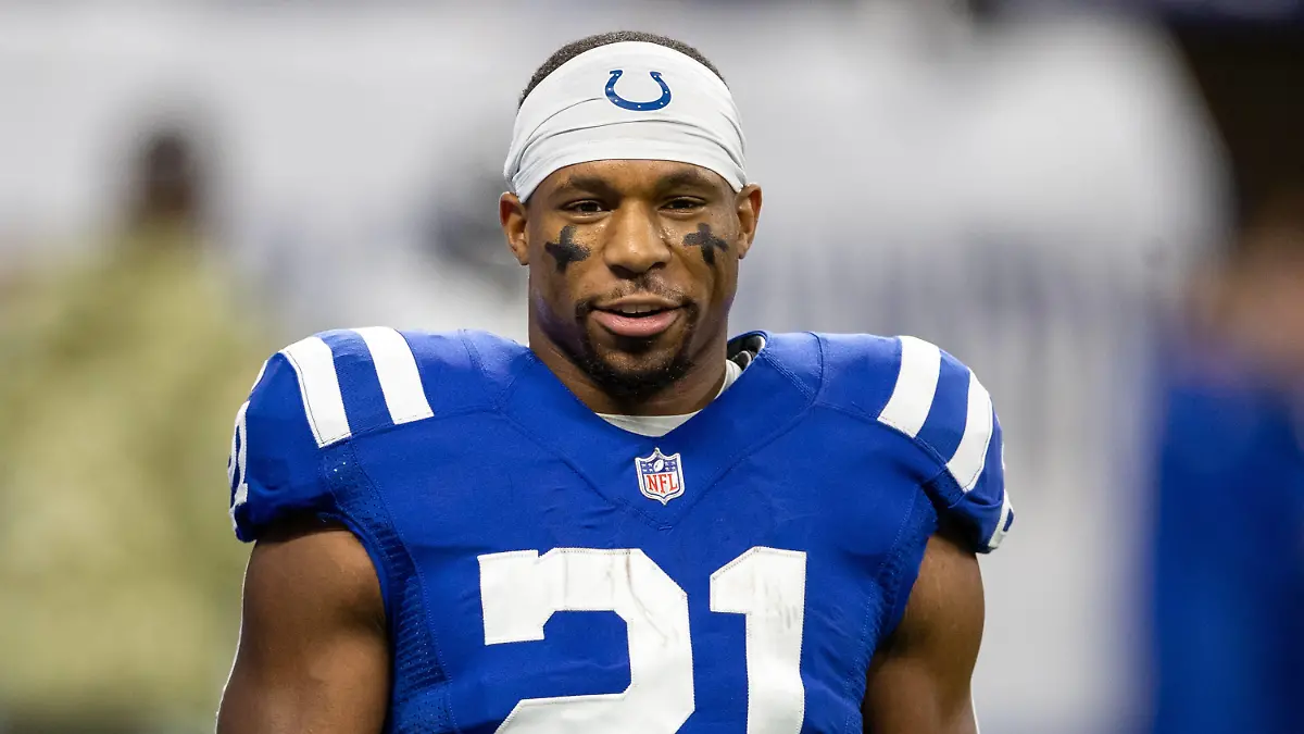 November 14, 2021: Indianapolis Colts running back Nyheim Hines 21 during pregame of NFL, American Football Herren, USA football game action between the Jacksonville Jaguars and the Indianapolis Colts at Lucas Oil Stadium in Indianapolis, Indiana. /CSM. USA - ZUMAc04_ 20211114_zaf_c04_001 Copyright: xJohnxMersitsx