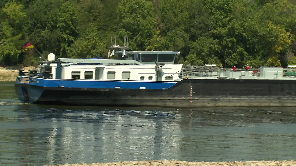 Schifffahrt im Rhein bei Rüdesheim.