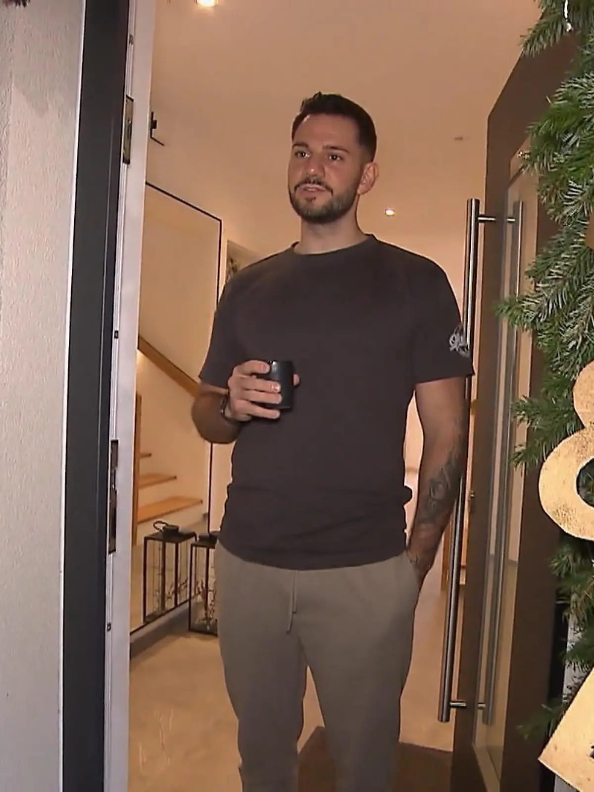 Bild zu: "Bei Dominik hängt noch der Hochzeitskranz an der Tür"