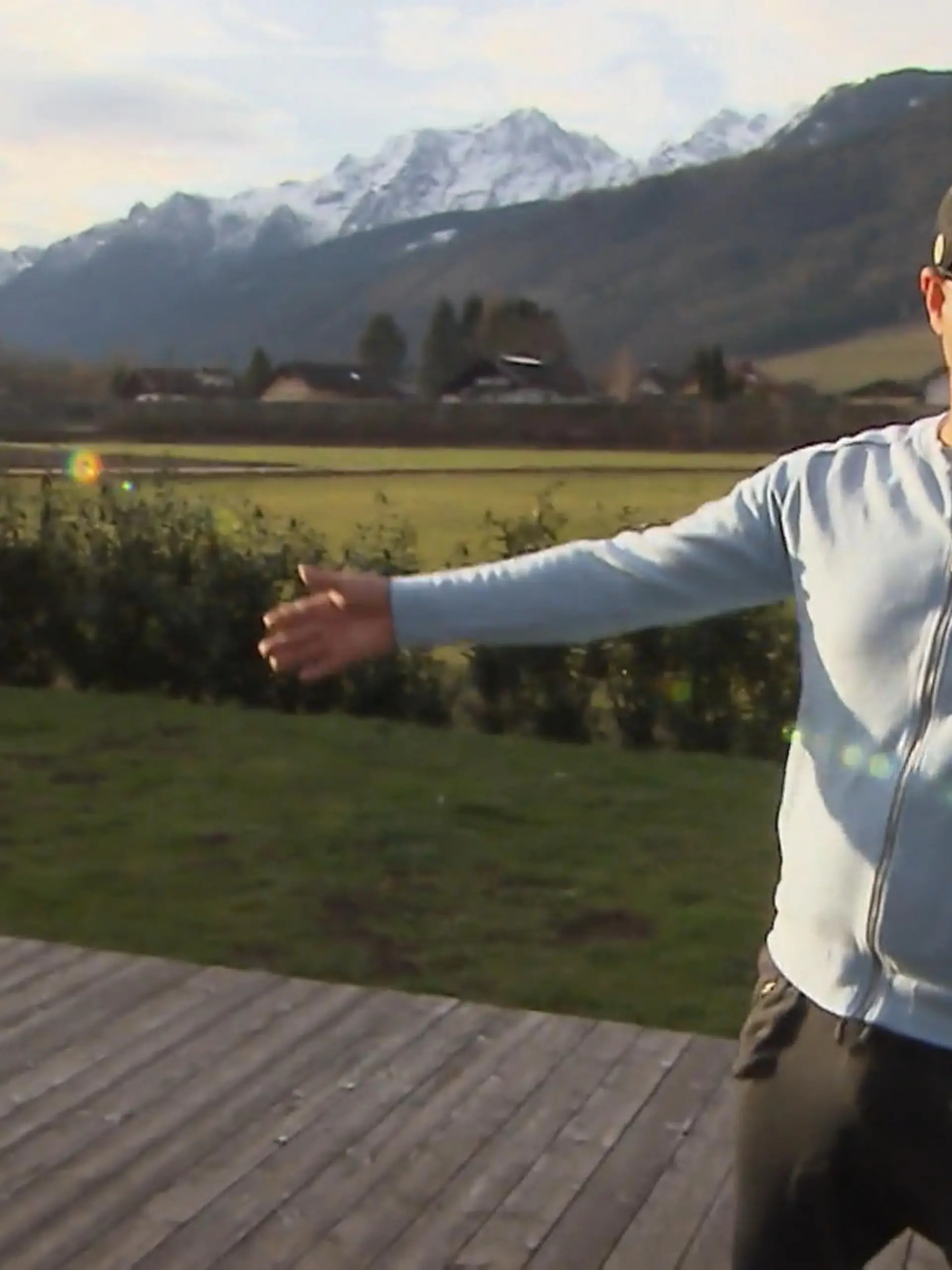 Bild zu: "Mario hat eine Traum-Aussicht von der Terrasse"