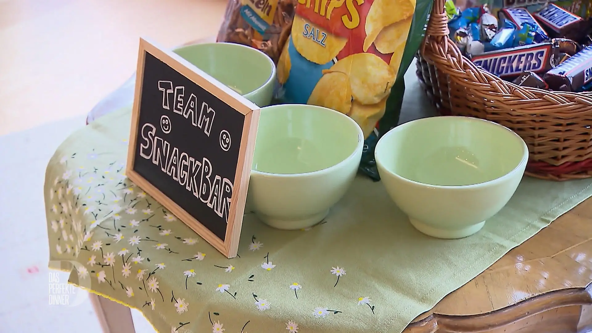 Christa denkt auch ans Kamera-Team Snackbar gegen Unterzuckerung