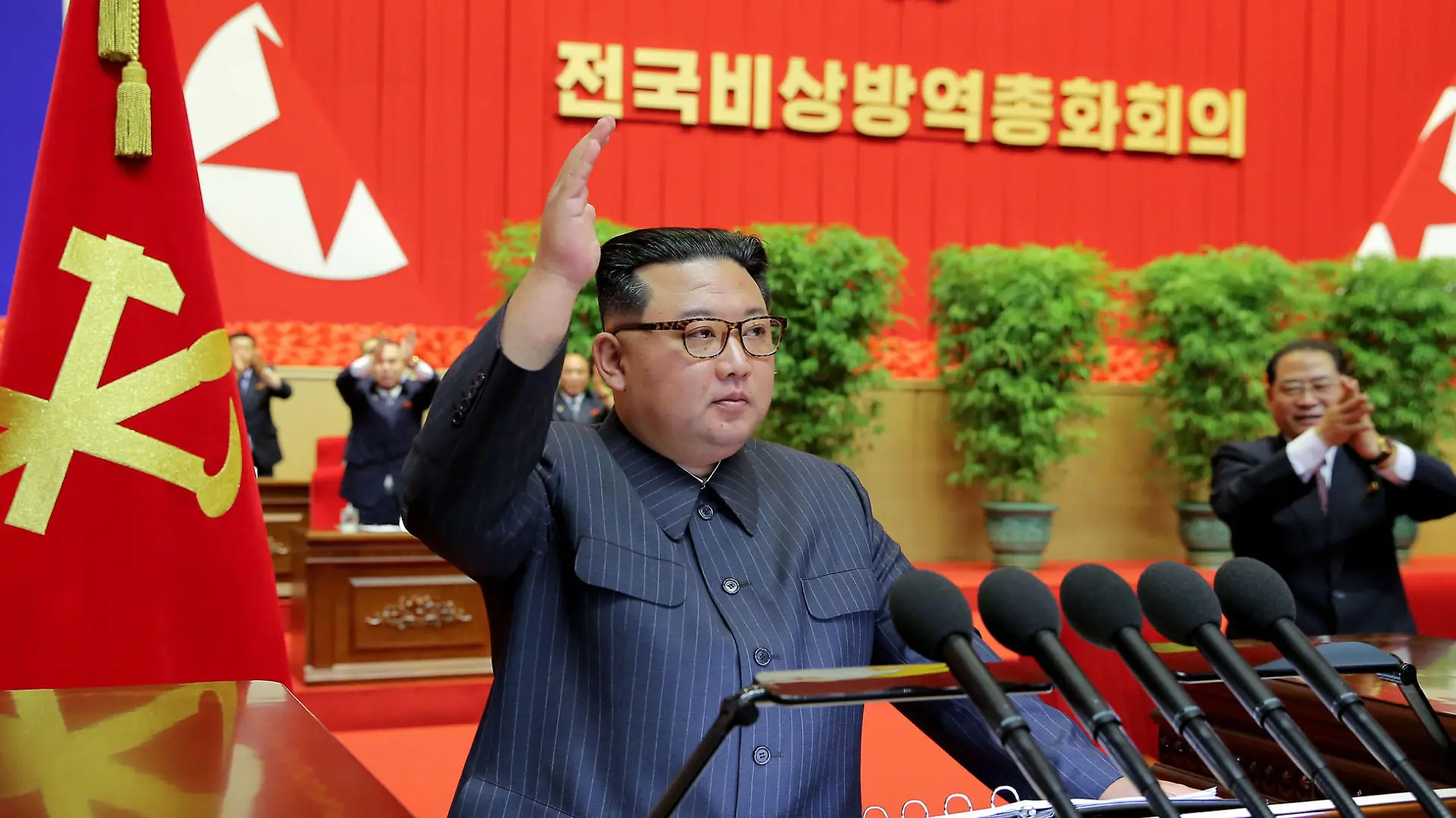 HANDOUT - 10.08.2022, Nordkorea, Pjöngjang: Dieses von der staatlichen nordkoreanischen Nachrichtenagentur KCNA zur Verfügung gestellte undatierte Aufnahme zeigt Kim Jong Un, Machthaber von Nordkorea, im Rahmen eines Treffens, bei dem er den Sieg über Covid-19 erklärt und eine Lockerung der Präventivmaßnahmen anordnet. Foto: -/KCNA/KNS/dpa - ACHTUNG: Nur zur redaktionellen Verwendung und nur mit vollständiger Nennung des vorstehenden Credits +++ dpa-Bildfunk +++