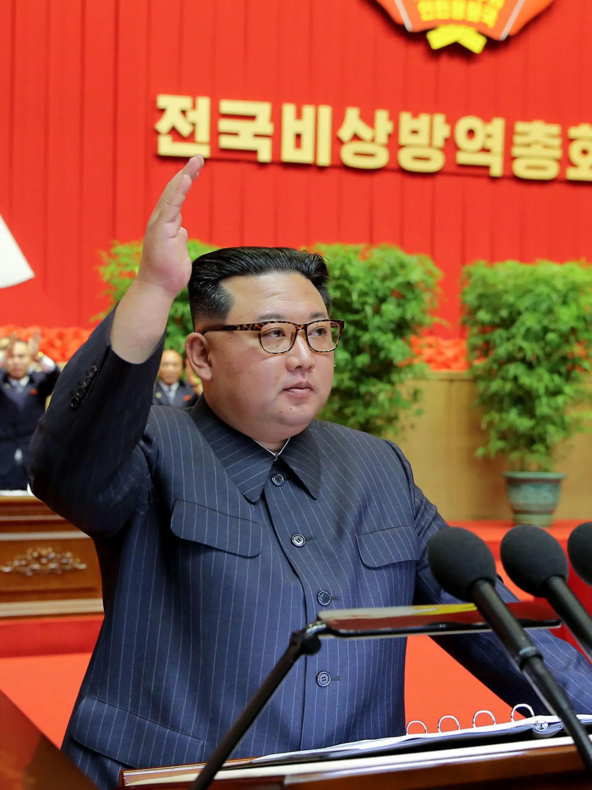 HANDOUT - 10.08.2022, Nordkorea, Pjöngjang: Dieses von der staatlichen nordkoreanischen Nachrichtenagentur KCNA zur Verfügung gestellte undatierte Aufnahme zeigt Kim Jong Un, Machthaber von Nordkorea, im Rahmen eines Treffens, bei dem er den Sieg über Covid-19 erklärt und eine Lockerung der Präventivmaßnahmen anordnet. Foto: -/KCNA/KNS/dpa - ACHTUNG: Nur zur redaktionellen Verwendung und nur mit vollständiger Nennung des vorstehenden Credits +++ dpa-Bildfunk +++