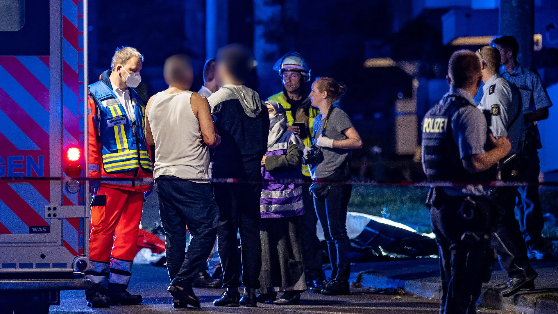 10.08.2022, Nordrhein-Westfalen, Solingen: Eine muslimische Notfallseelsorgerin trifft am Tatort ein und redet mit einem verletzten Mann. Ein 31 Jahre alter Mann ist bei einer Messerstecherei am Mittwochabend in Solingen tödlich verletzt worden. Trotz Reanimationsversuchen durch die Einsatzkräfte sei der Mann am Tatort gestorben, teilte eine Polizeisprecherin mit. Mindestens zwei weitere Personen seien ebenfalls verletzt worden. Ein männlicher Tatverdächtiger wurde am Tatort festgenommen. Genauere Angaben zu den Hintergründen der Tat machte die Polizei bislang nicht. Die Mordkommission hat die Ermittlungen aufgenommen. Foto: Christoph Reichwein/dpa +++ dpa-Bildfunk +++