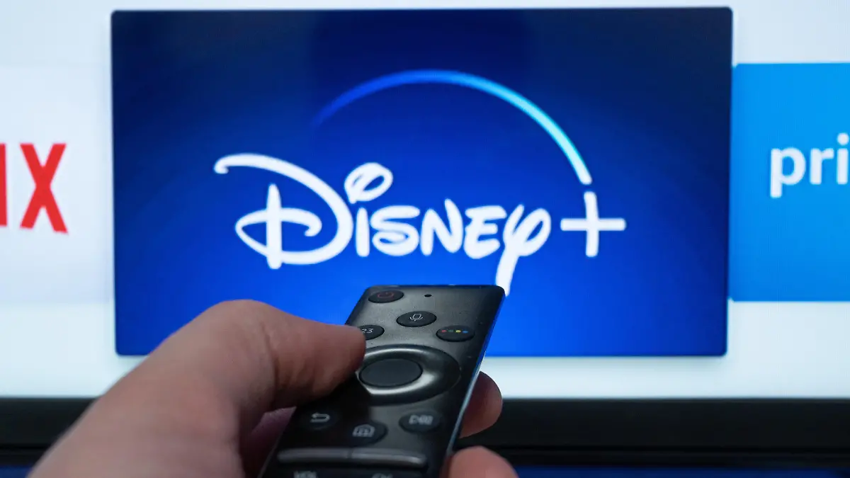 Das Logo des Streaminganbieters Disney+ ist auf einem Fernseher zu sehen.