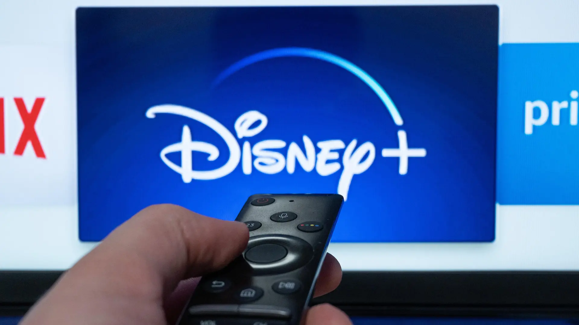 Das Logo des Streaminganbieters Disney+ ist auf einem Fernseher zu sehen.