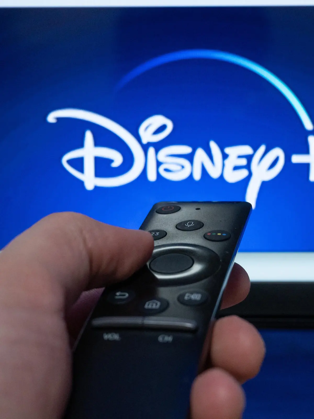 Das Logo des Streaminganbieters Disney+ ist auf einem Fernseher zu sehen.
