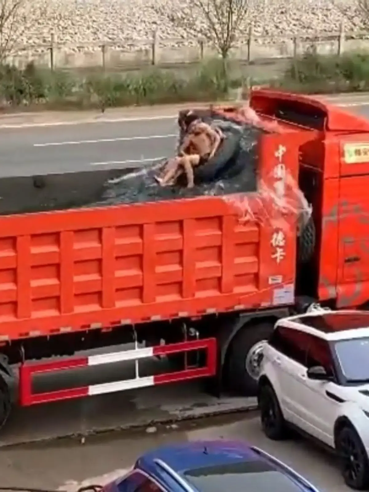 Na, wenn DAS mal nicht nach großem Spaß aussieht! Auch Südchina ist von der Hitze nicht ausgenommen, diese beiden Männern scheinen damit aber ganz gut klarzukommen. 
Sie haben kurzerhand die Ladefläche dieses Trucks mit Wasser gefüllt. Und planschen mit ihren Ringen fröhlich darin herum. Das Beste: durch das Vor- und Zurückfahren, simuliert der Truck sogar einen ordentlichen Wellengang. 
Und auf Sicherheit sind sie auch bedacht, denn ein Seil soll die beiden daran hindern, aus dem Becken zu fallen. Auf so etwas muss man erstmal kommen.