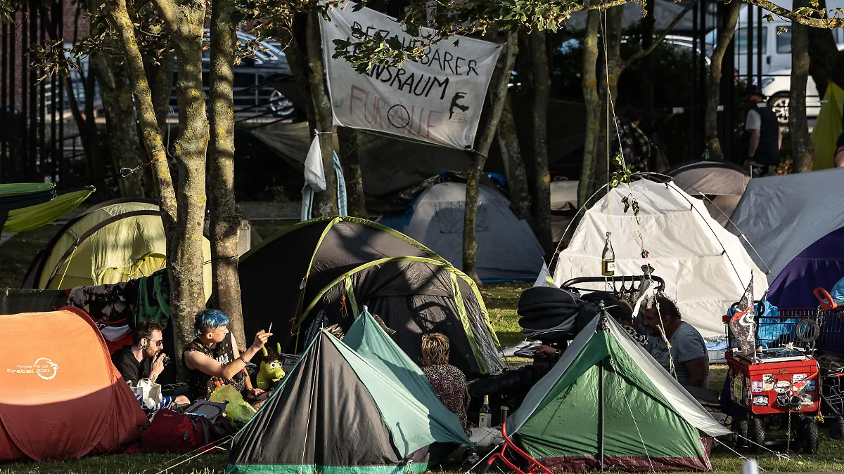 Punker-Camp in Westerland 04.08.2022, Westerland --- Punker sitzen neben Zelten vom Protest-Camp neben dem Rathaus auf der Nordseeinsel Sylt. Westerland Schleswig-Holstein Deutschland *** Punker Camp in Westerland 04 08 2022, Westerland Punker sitting next to tents from protest camp next to town hall on the North Sea island of Sylt Westerland Schleswig Holstein Germany