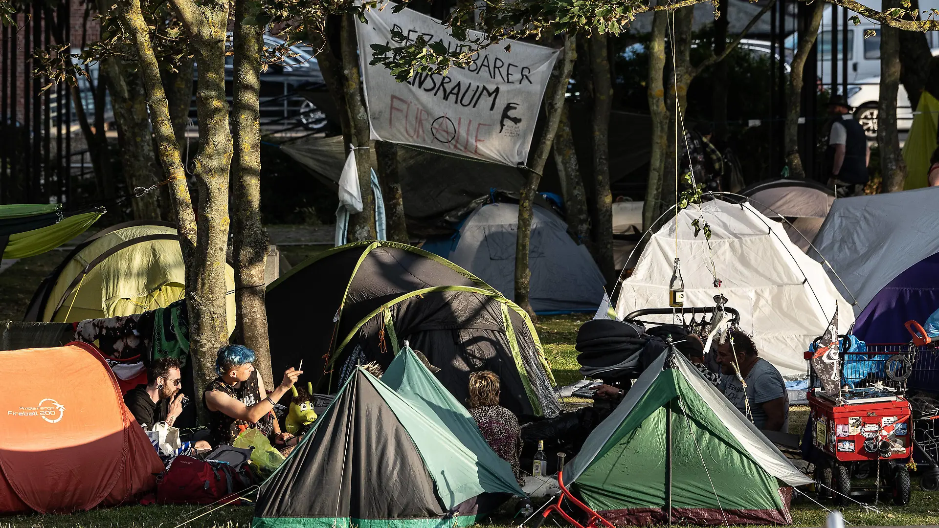 Punker-Camp in Westerland 04.08.2022, Westerland --- Punker sitzen neben Zelten vom Protest-Camp neben dem Rathaus auf der Nordseeinsel Sylt. Westerland Schleswig-Holstein Deutschland *** Punker Camp in Westerland 04 08 2022, Westerland Punker sitting next to tents from protest camp next to town hall on the North Sea island of Sylt Westerland Schleswig Holstein Germany
