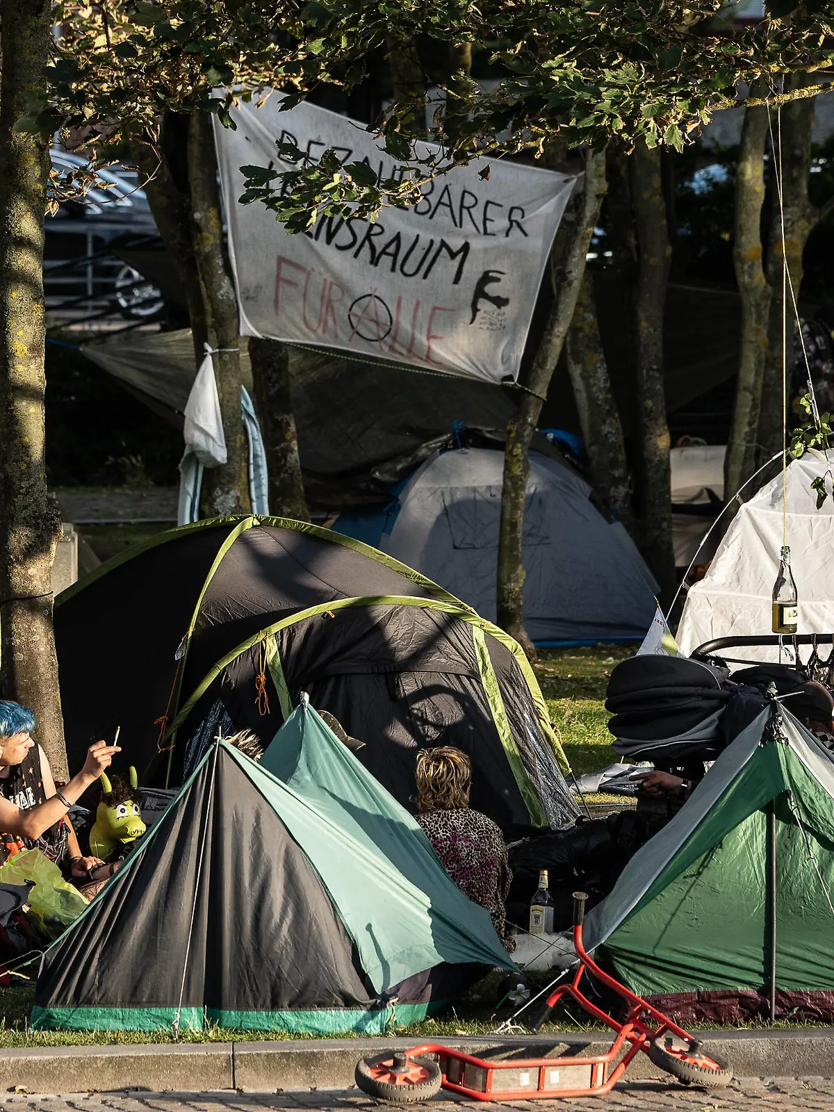  Punker-Camp in Westerland 04.08.2022, Westerland --- Punker sitzen neben Zelten vom Protest-Camp neben dem Rathaus auf der Nordseeinsel Sylt. Westerland Schleswig-Holstein Deutschland *** Punker Camp in Westerland 04 08 2022, Westerland Punker sitting next to tents from protest camp next to town hall on the North Sea island of Sylt Westerland Schleswig Holstein Germany