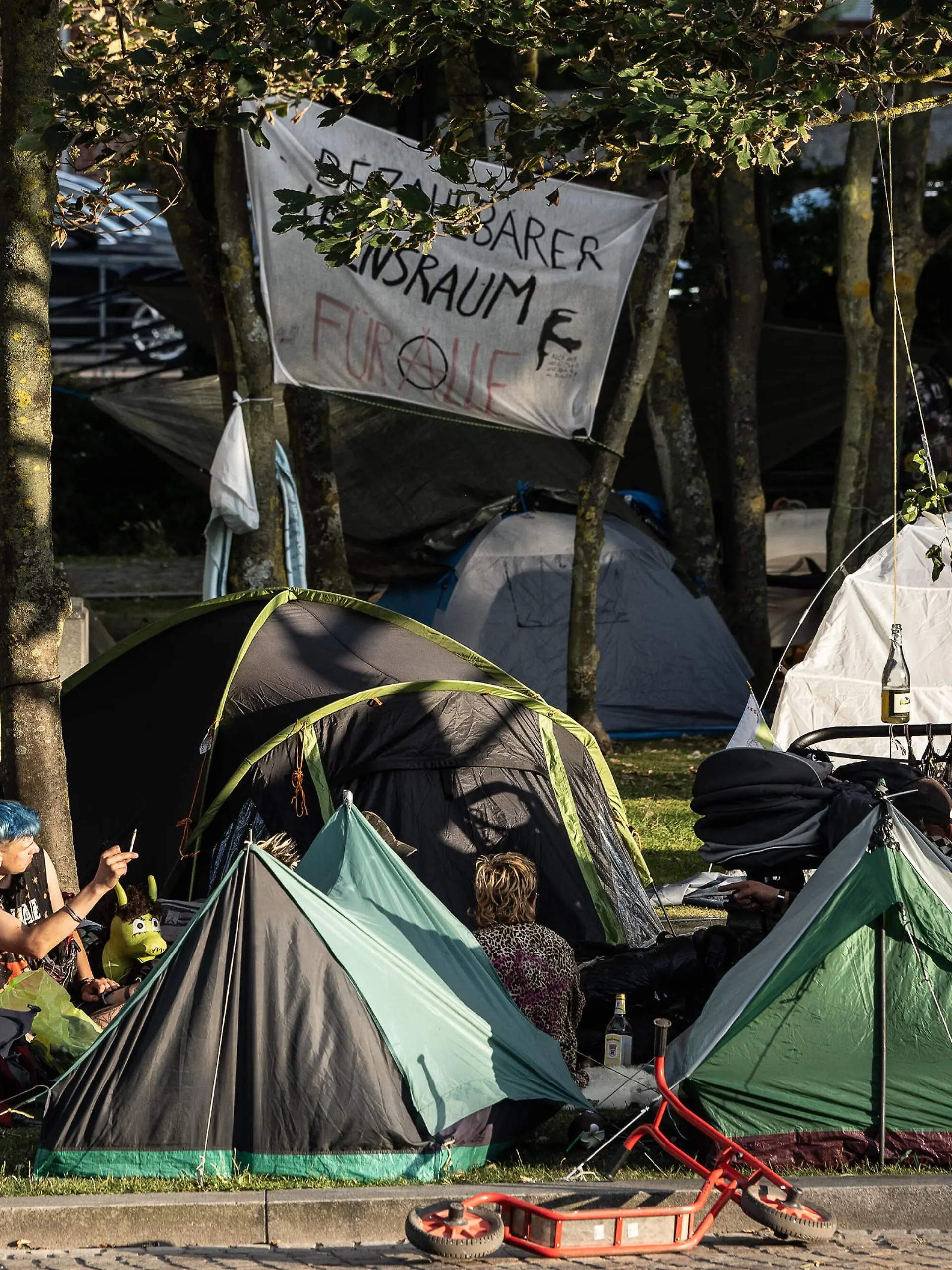  Punker-Camp in Westerland 04.08.2022, Westerland --- Punker sitzen neben Zelten vom Protest-Camp neben dem Rathaus auf der Nordseeinsel Sylt. Westerland Schleswig-Holstein Deutschland *** Punker Camp in Westerland 04 08 2022, Westerland Punker sitting next to tents from protest camp next to town hall on the North Sea island of Sylt Westerland Schleswig Holstein Germany