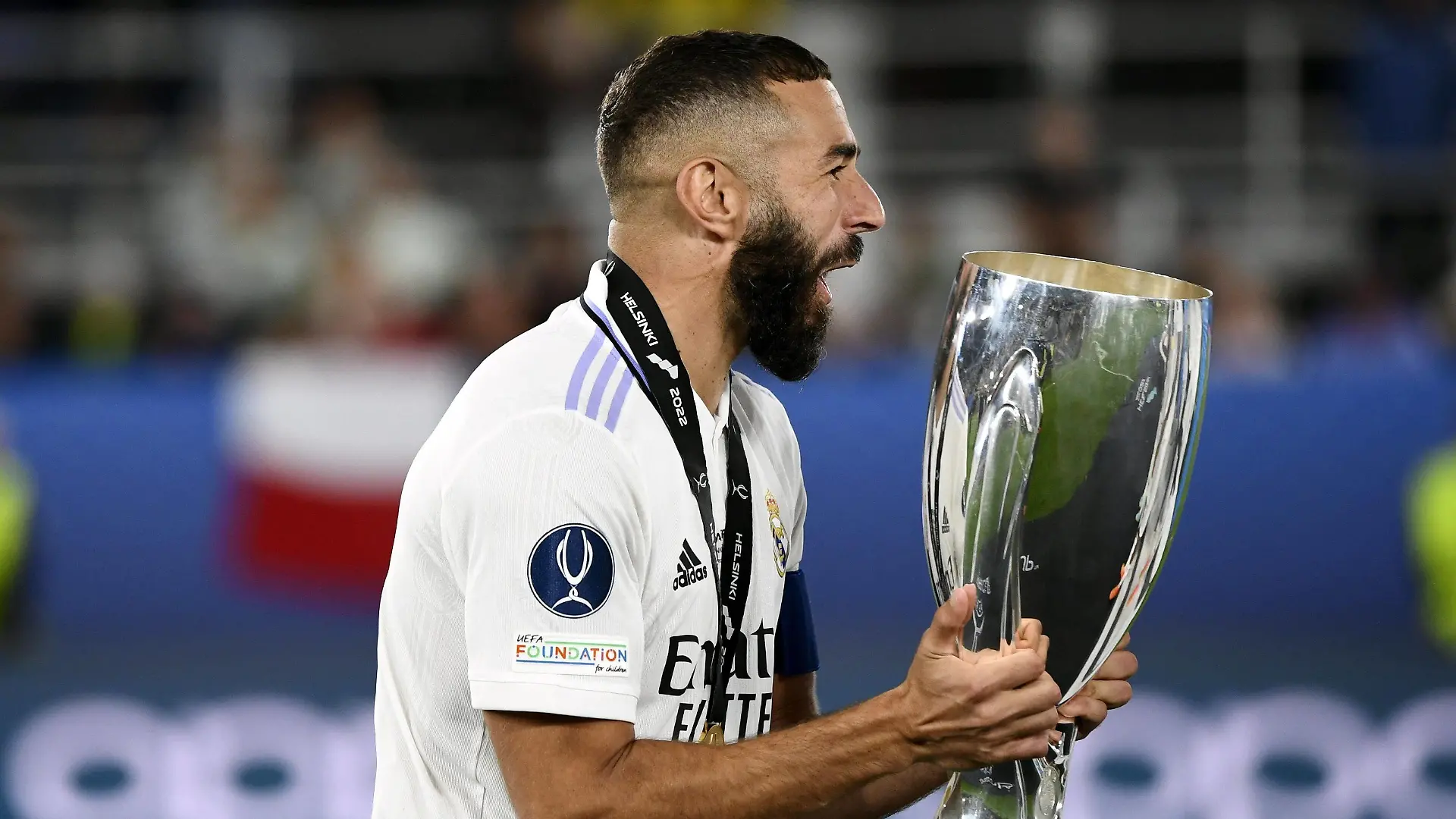 Real Madrid captain Karim Benzema celebrating the Super Cup championship after 2-0 victory over Eintracht Frankfurt at the UEFA Super Cup football match Real Madrid vs Eintracht Frankfurt at the Olympic Stadium in Helsinki, Finland on August 10, 2022. Helsinki Finland LKFTJ20220811001306NYEJ PUBLICATIONxNOTxINxSUIxAUTxFRAxKORxJPNxSWExNORxFINxDENxNED Copyright: xEmmixKorhonenx LKFTJ20220811001306NYEJ