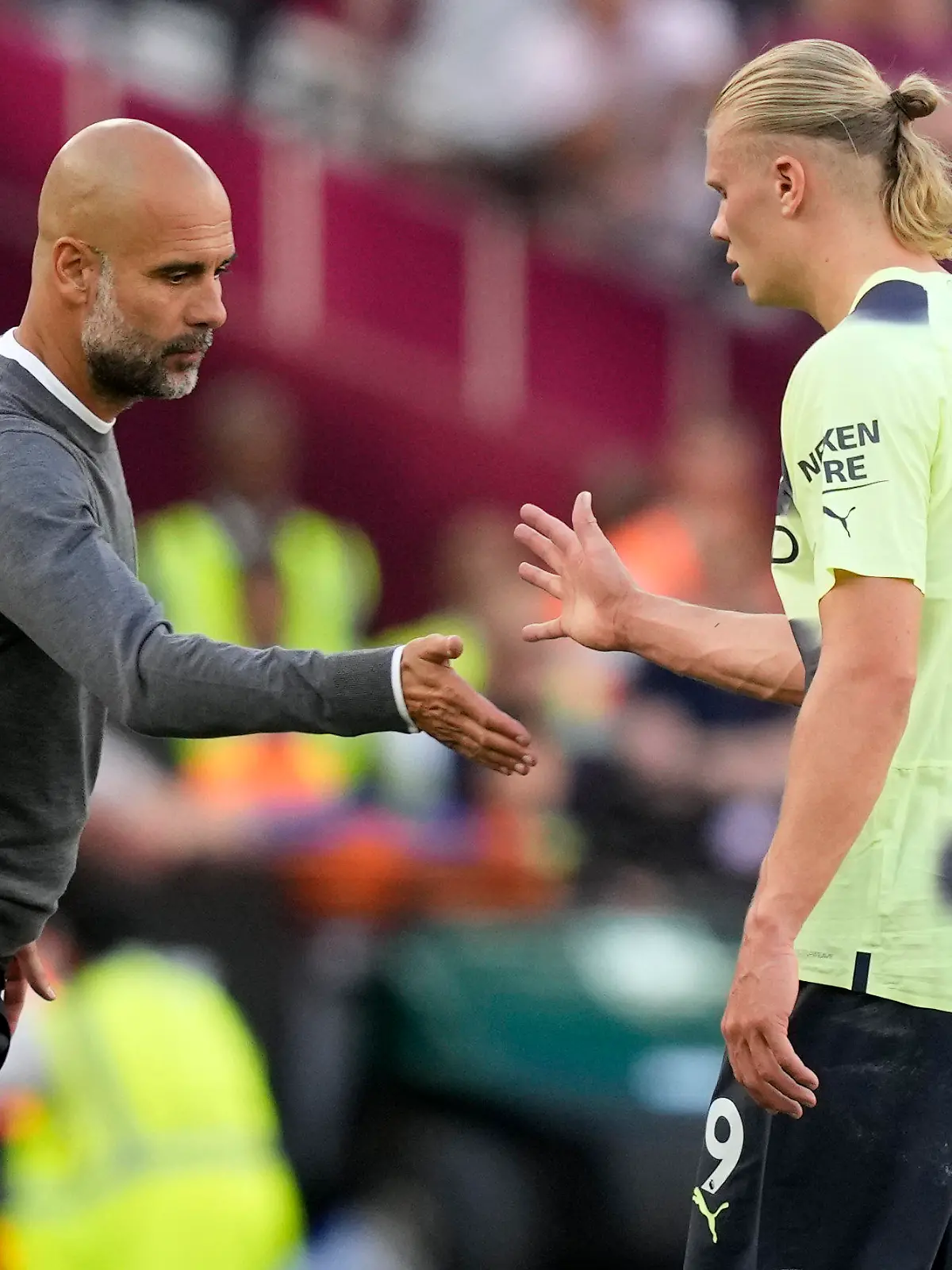 07.08.2022, Großbritannien, London: Fußball: Premier League, England, West Ham United - Manchester City, 1. Spieltag im London Stadion: Erling Haaland (r) von Manchester City gibt Pep Guardiola, Trainer von Manchester City, die Hand. Foto: Frank Augstein/AP/dpa +++ dpa-Bildfunk +++