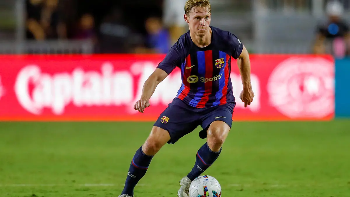 FILE PHOTO: Jul 19, 2022; Miami, FL, USA; FC Barcelona midfielder Frenkie de Jong (21) controls the ball during the second half against Inter Miami CF at DRV PNK Stadium. Mandatory Credit: Sam Navarro-USA TODAY Sports/File Photo