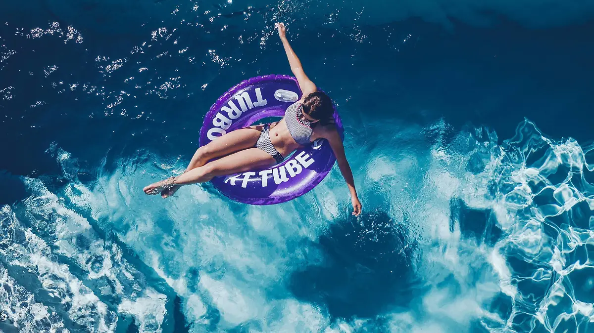  Kaprun THEMENBILD - eine jugendliche auf einem Schwimmreifen im Swimmingpool an einem heissen Sommertag, aufgenommen am 25. Juni 2019 in Kaprun, Oesterreich // a teenager on a swimming tire in the swimming pool on a hot summer day, Kaprun, Austria on 2019/06/25. *** Kaprun THEME IMAGE a teen on a swimming tire in the swimming pool on a hot summer day, taken on 25 June 2019 in Kaprun, Austria a teenager on a swimming tire in the swimming pool on a hot summer day, Kaprun, Austria on 2019 06 25 PUBLICATIONxNOTxINxAUT EXFEI