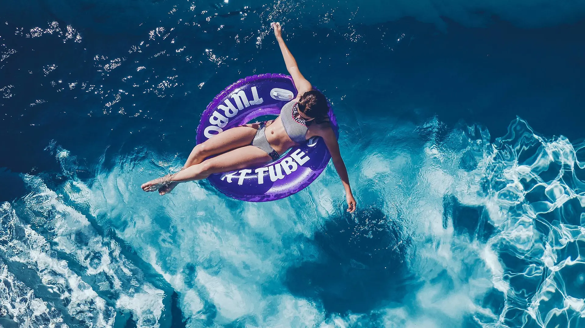 Kaprun THEMENBILD - eine jugendliche auf einem Schwimmreifen im Swimmingpool an einem heissen Sommertag, aufgenommen am 25. Juni 2019 in Kaprun, Oesterreich // a teenager on a swimming tire in the swimming pool on a hot summer day, Kaprun, Austria on 2019/06/25. *** Kaprun THEME IMAGE a teen on a swimming tire in the swimming pool on a hot summer day, taken on 25 June 2019 in Kaprun, Austria a teenager on a swimming tire in the swimming pool on a hot summer day, Kaprun, Austria on 2019 06 25 PUBLICATIONxNOTxINxAUT EXFEI