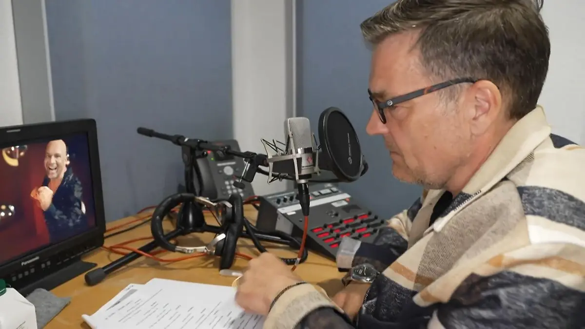 Das macht Sprecher Patrick Linke während der Show Backstage bei Let's Dance