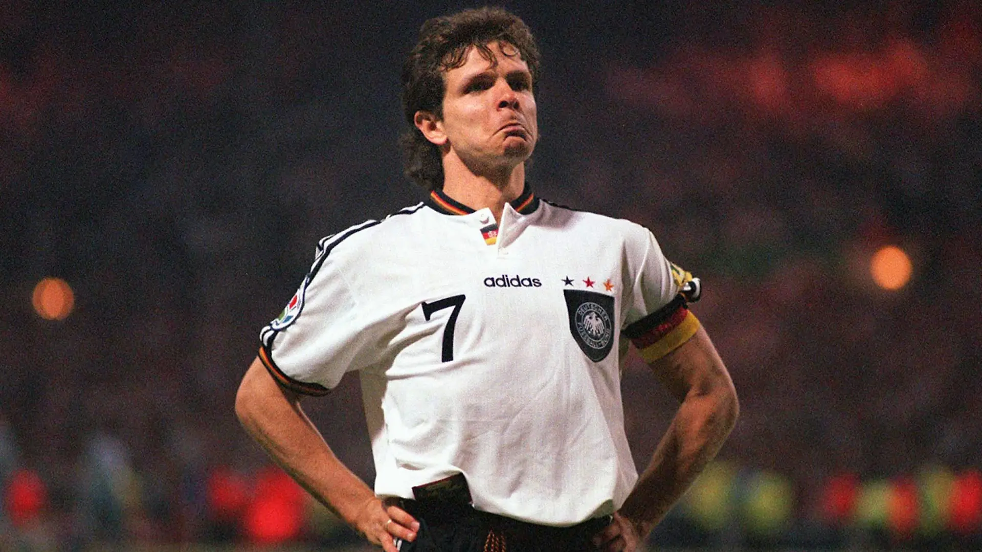 Fussball EM Euro Europameisterschaft 1996 Deutschland - England Halbfinale ANDREAS MOELLER AFTER SCORING GERMANY S WINNING PENALTY IN SHOOT-OUT. ENGLAND v GERMANY, EURO 96, SEMI-FINAL, 26/6/1996