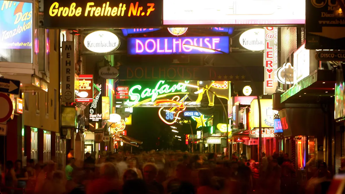 Passanten gegen am Freitag (03.07.2009) in Hamburg auf der Großen Freiheit unter Leuchtreklameschildern durch. Die Reeperbahn und ihre Nebenstraßen gelten als das Hamburger Vergnügungs- und Rotlichtviertel. Foto: Angelika Warmuth dpa/lno +++(c) dpa - Report+++