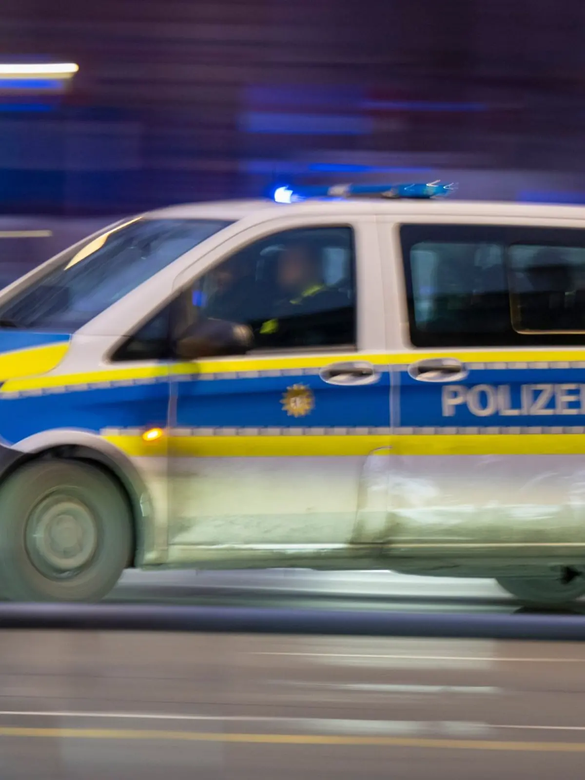 Ein Polizeiauto fährt mit Blaulicht zu einem Einsatz.