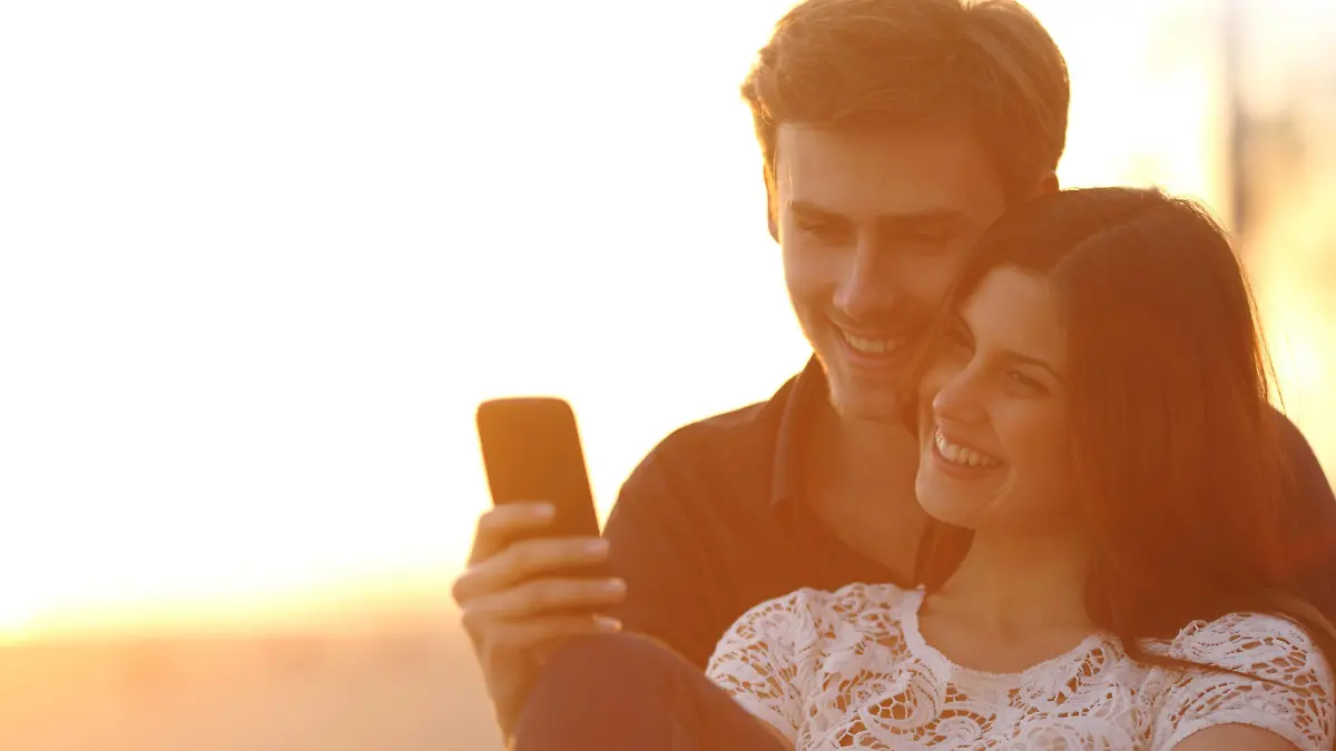 Paar im Urlaub sendet WhatsApp-Grüße