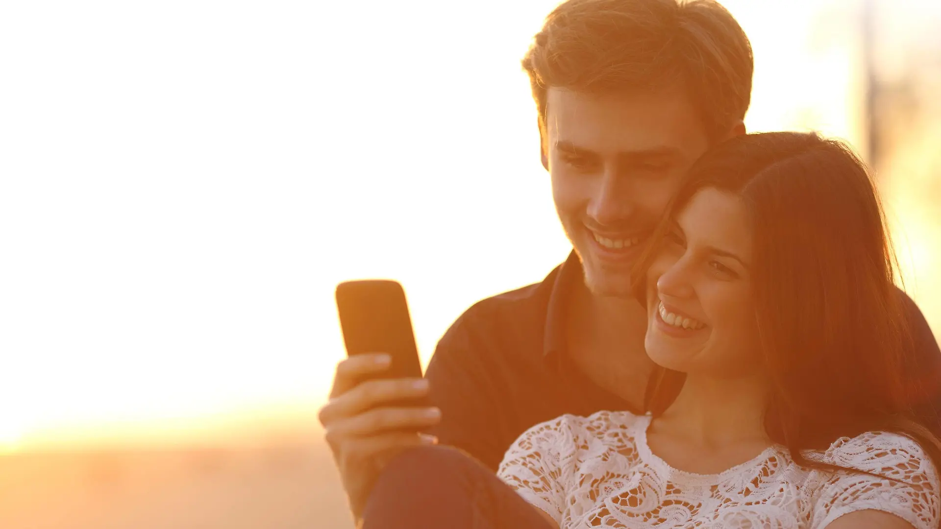 Paar im Urlaub sendet WhatsApp-Grüße