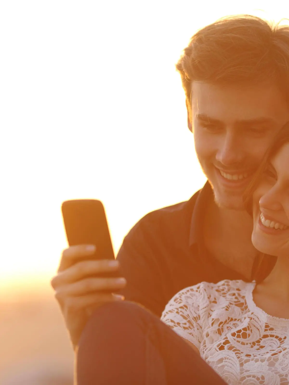 Paar im Urlaub sendet WhatsApp-Grüße