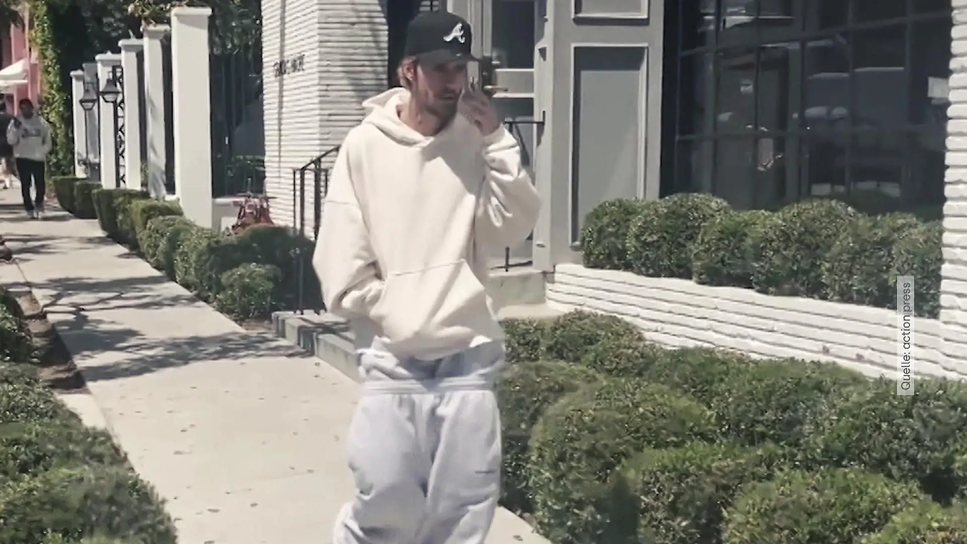 Justin Bieber trägt gleich ZWEI Jogginghosen auf einmal... Gewöhnungsbedürftig!