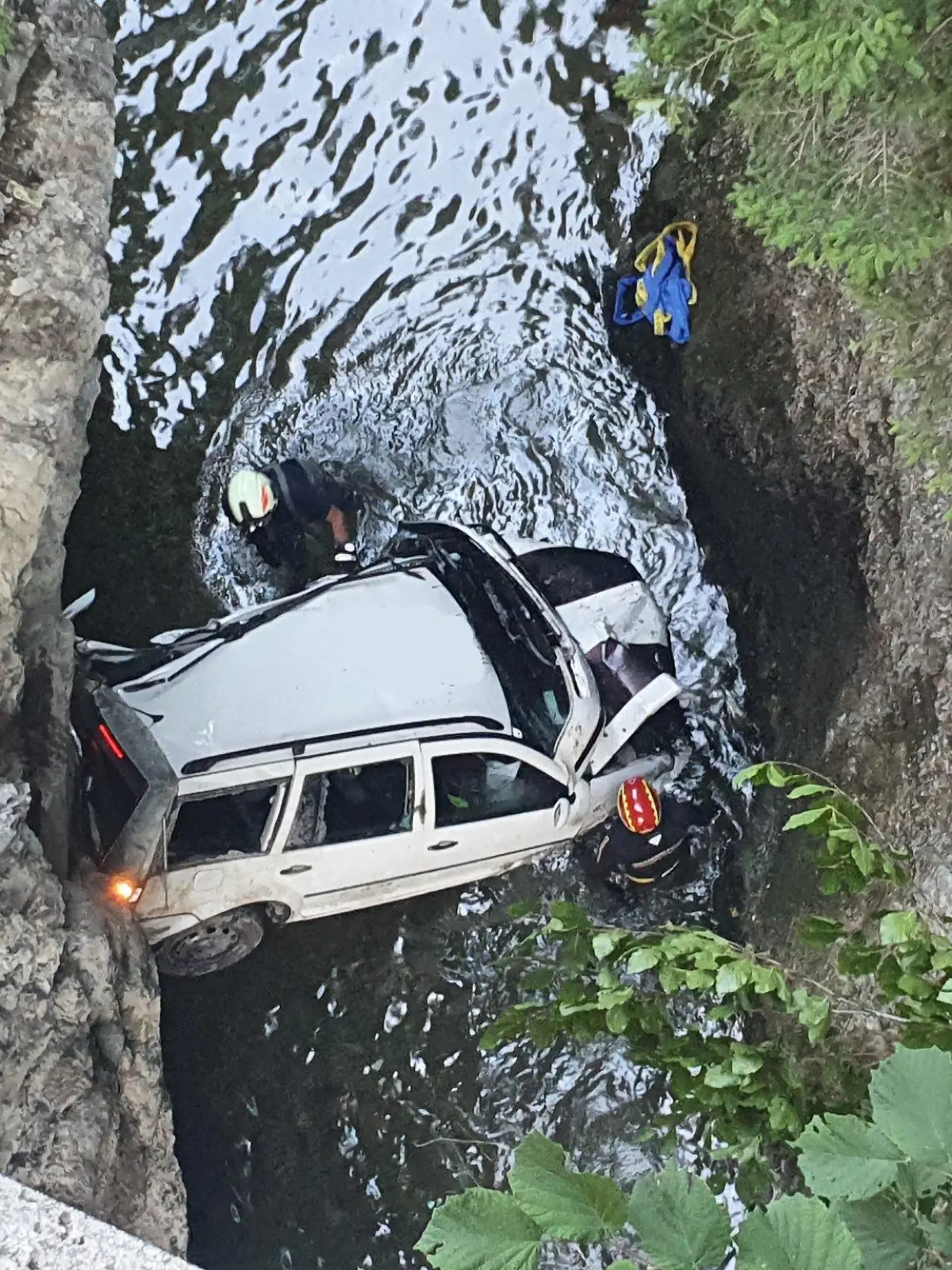 Blick von oben: Der 18-jährige Fahrer kam mit seinem Auto von der Straße ab und stürzte circa 25 Meter in die Tiefe.