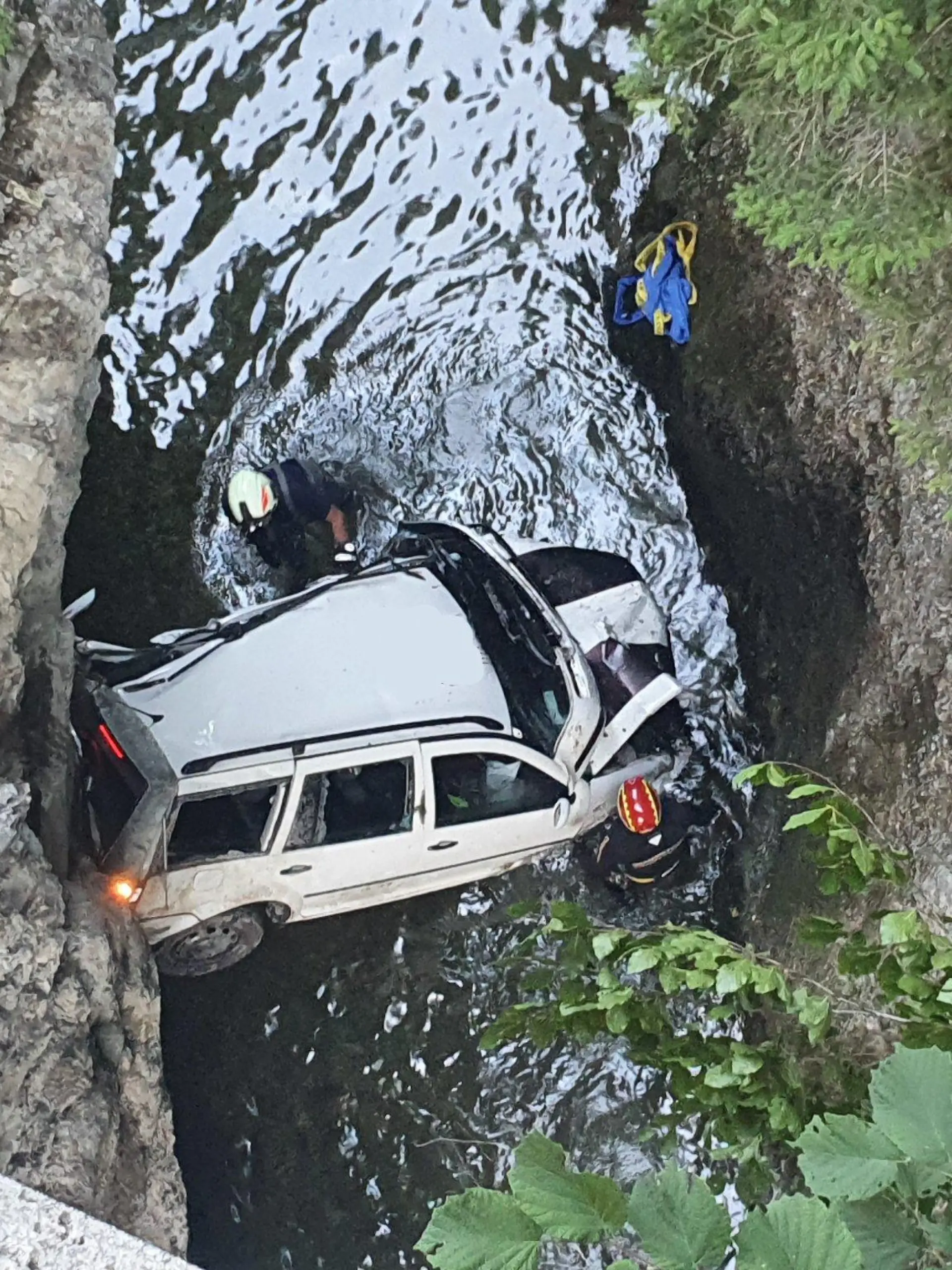 Blick von oben: Der 18-jährige Fahrer kam mit seinem Auto von der Straße ab und stürzte circa 25 Meter in die Tiefe.