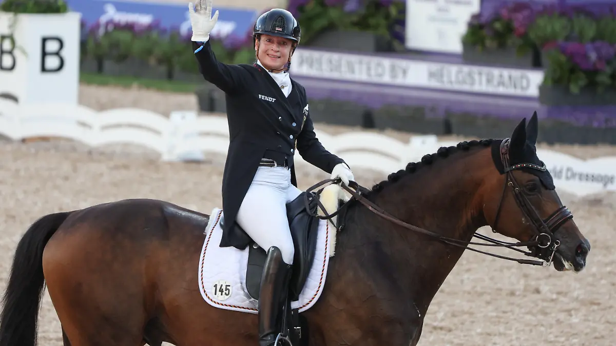 08.08.2022, Dänemark, Herning: Pferdesport: Weltmeisterschaft, Dressur, Grand Prix Special. Dressurreiterin Isabell Werth (Deutschland) auf DSP Quantaz winkt nach ihrem Ritt. Foto: Friso Gentsch/dpa +++ dpa-Bildfunk +++