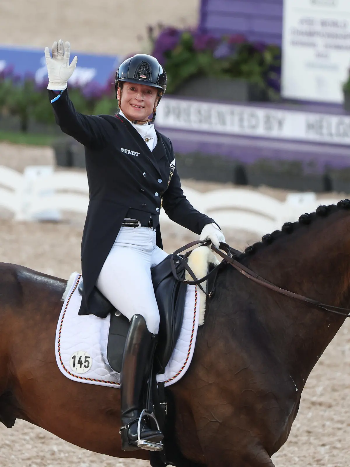 08.08.2022, Dänemark, Herning: Pferdesport: Weltmeisterschaft, Dressur, Grand Prix Special. Dressurreiterin Isabell Werth (Deutschland) auf DSP Quantaz winkt nach ihrem Ritt. Foto: Friso Gentsch/dpa +++ dpa-Bildfunk +++