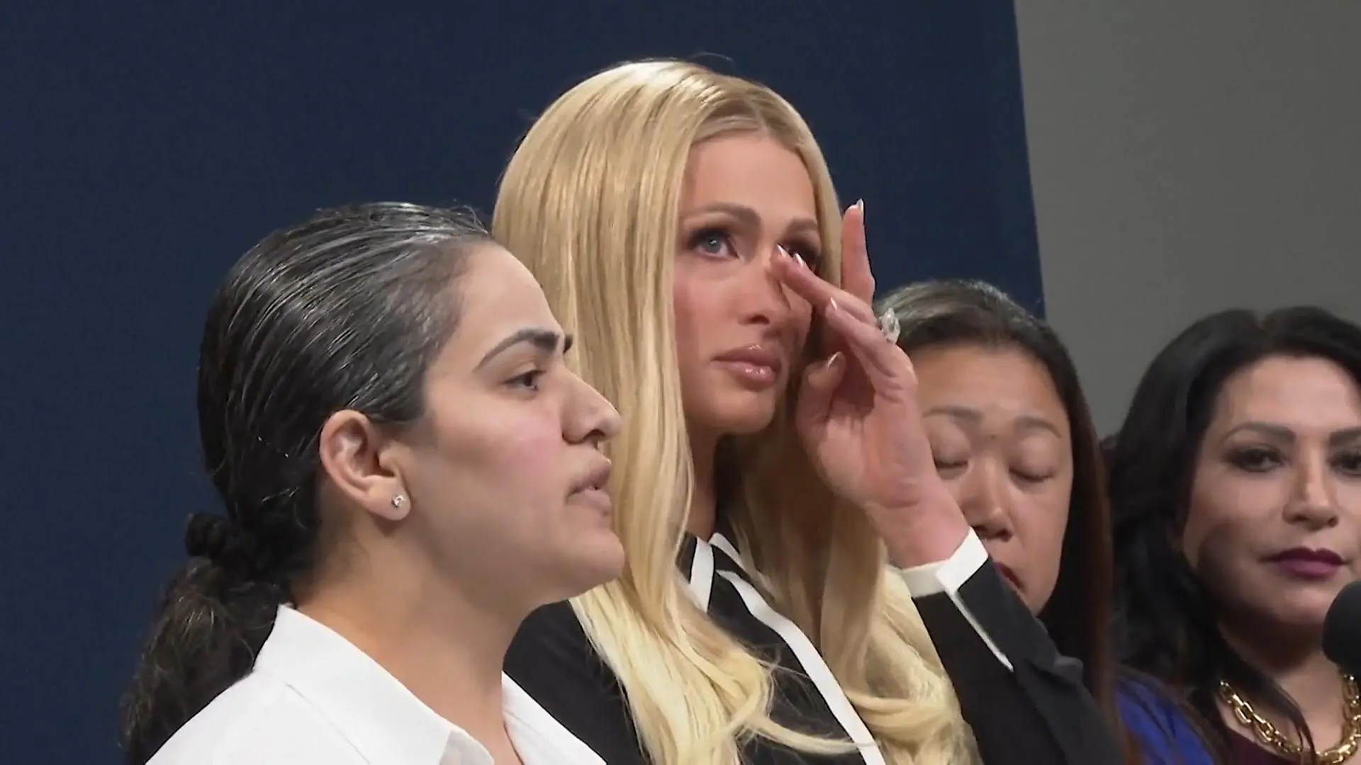 Paris Hilton kämpft bei Rede mit den Tränen Emotionale Kampfansage