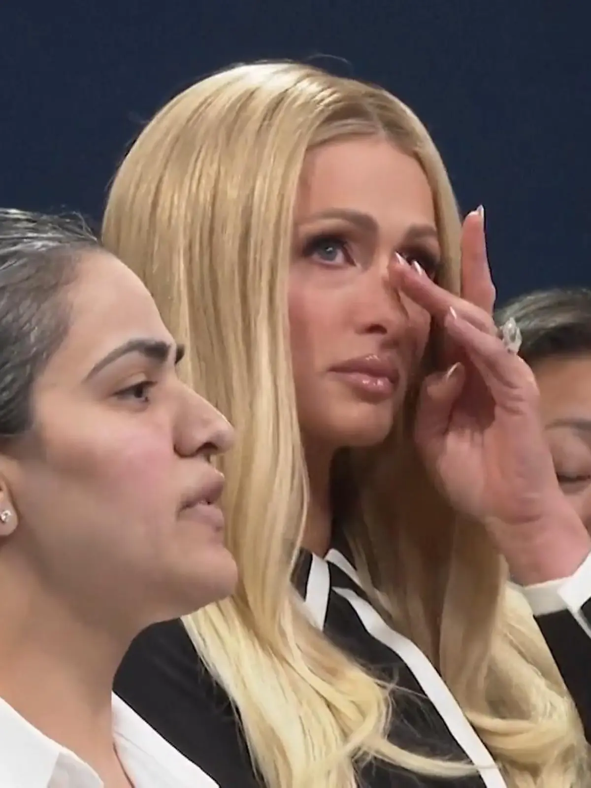 Bild zu: "Paris Hilton kämpft bei Rede mit den Tränen"
