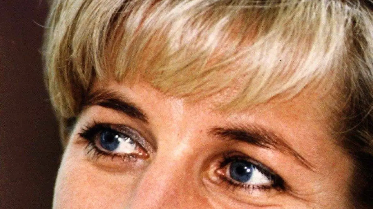 ARCHIV - Prinzessin Diana blickt am 27.05.1997 in London (Großbritannien) lächelt zur Seite. Am 31.08.2017 jährt sich zum zwanzigsten Mal der Todestag von Prinzessin Diana, die bei einem Autounfall in Paris ums Leben kam. (zu dpa «Prinzessin Diana starb vor 20 Jahren - «Königin der Herzen»» vom 16.08.2017) Foto: epa Pa John Stillwell/PA/dpa +++(c) dpa - Bildfunk+++