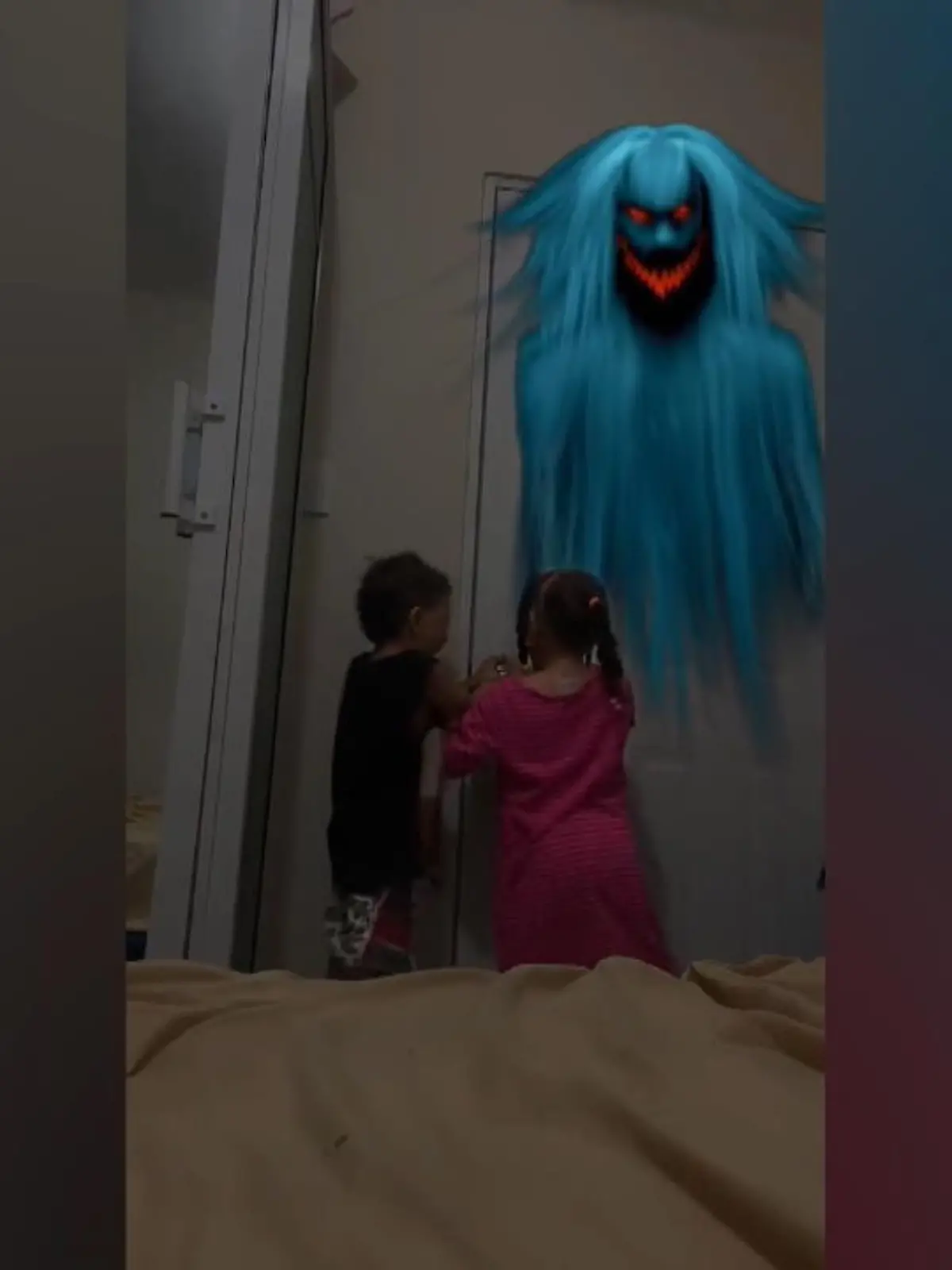 Auf TikTok kursieren regelmäßig die verrücktesten Trends. Doch aktuell gibt es einen, der nur halb so witzig ist, wie die User wohl annehmen. Denn dort sperren Eltern ihre Kinder mit einem Horrorvideo im Zimmer ein, die vor lauter Angst zu weinen anfangen.