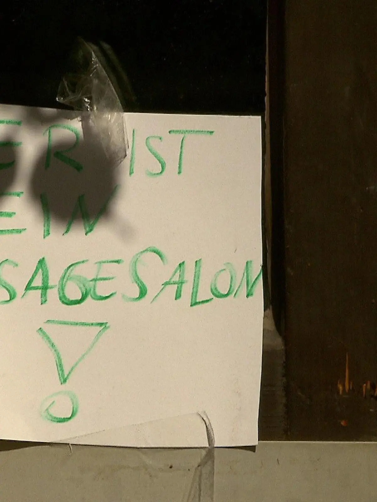 Die Nachbarn des "Massagestudios" sind genervt.