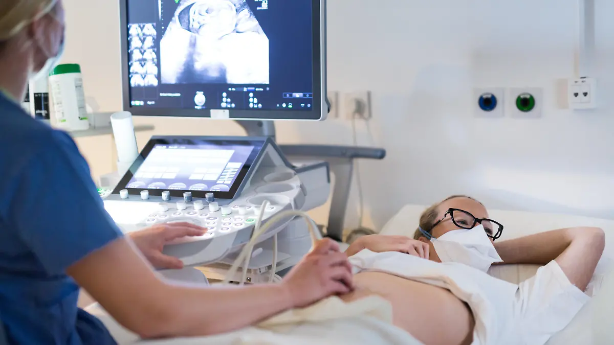 Close up of a pregnant woman having ultrasound scanning at the medical clinic. Healthcare and medicine concept. || Modellfreigabe vorhanden