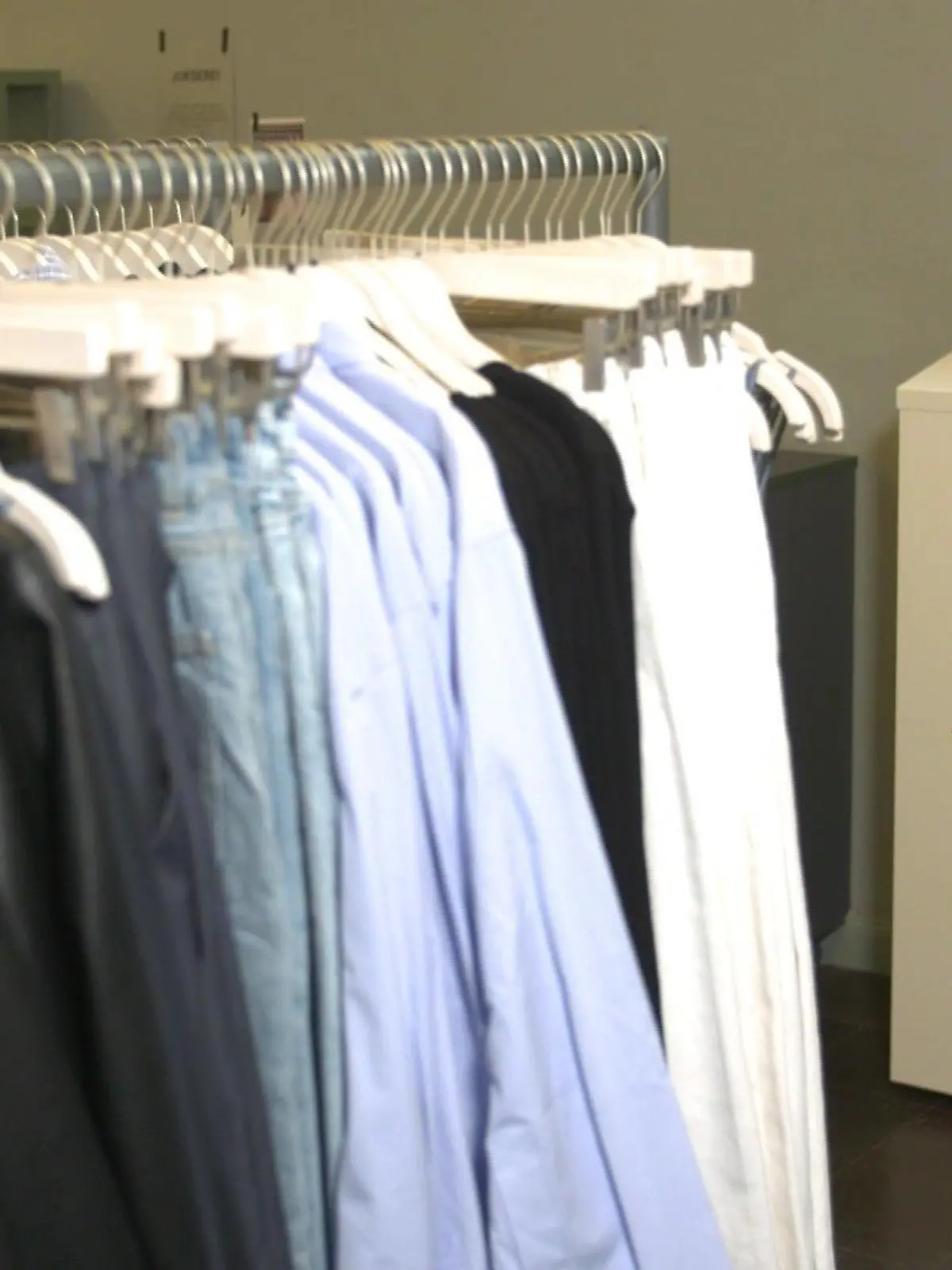 In solchen Behältern sammelt H&M Kleidung, die eigentlich recycelt werden sollte.