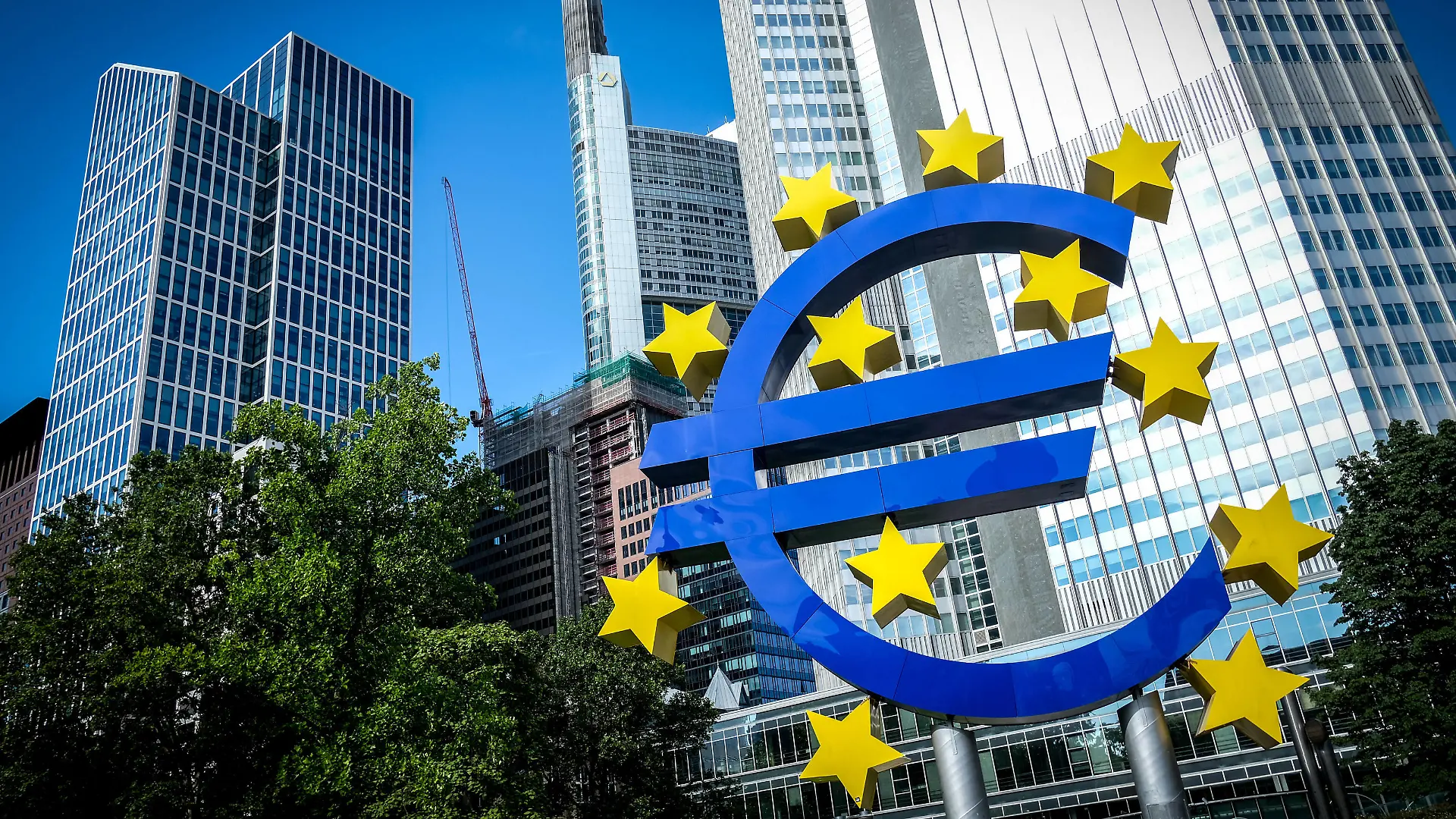 GERMANY - FRANKFURT AM MAIN - LIFESTYLE - ECONOMY - ILLUSTRATION Illustrations of everyday life in Frankfurt am Main. Sculpture of the Euro, in front of the Eurotower, former headquarters of the ECB until 2014. July 22th 2019. Frankfurt am Main, Germany. FRANKFURT AM MAIN HESSE GERMANY PUBLICATIONxINxGERxSUIxAUTxONLY Copyright: xElkoxHirschx HLELKOH852731