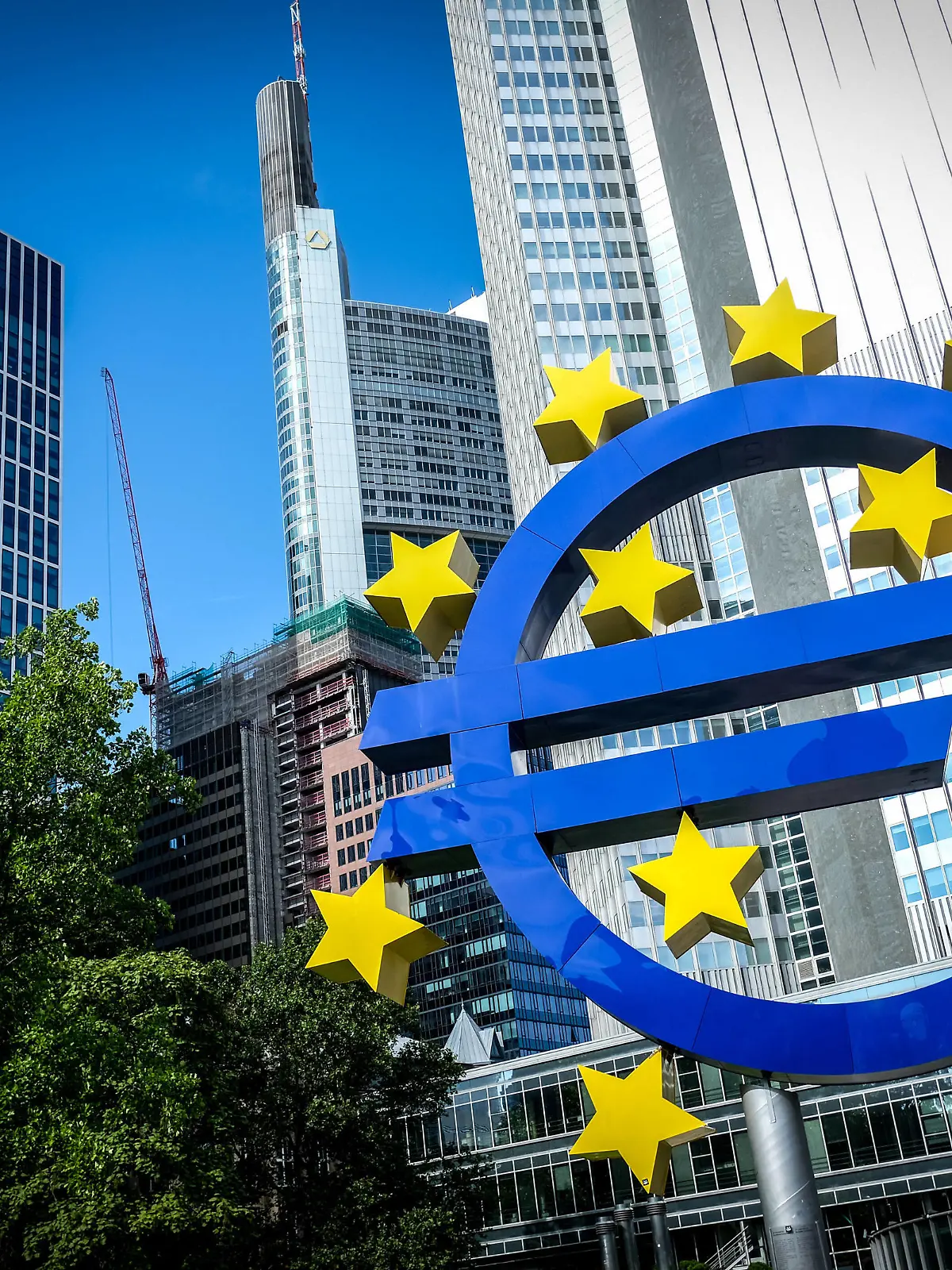  GERMANY - FRANKFURT AM MAIN - LIFESTYLE - ECONOMY - ILLUSTRATION Illustrations of everyday life in Frankfurt am Main. Sculpture of the Euro, in front of the Eurotower, former headquarters of the ECB until 2014. July 22th 2019. Frankfurt am Main, Germany. FRANKFURT AM MAIN HESSE GERMANY PUBLICATIONxINxGERxSUIxAUTxONLY Copyright: xElkoxHirschx HLELKOH852731