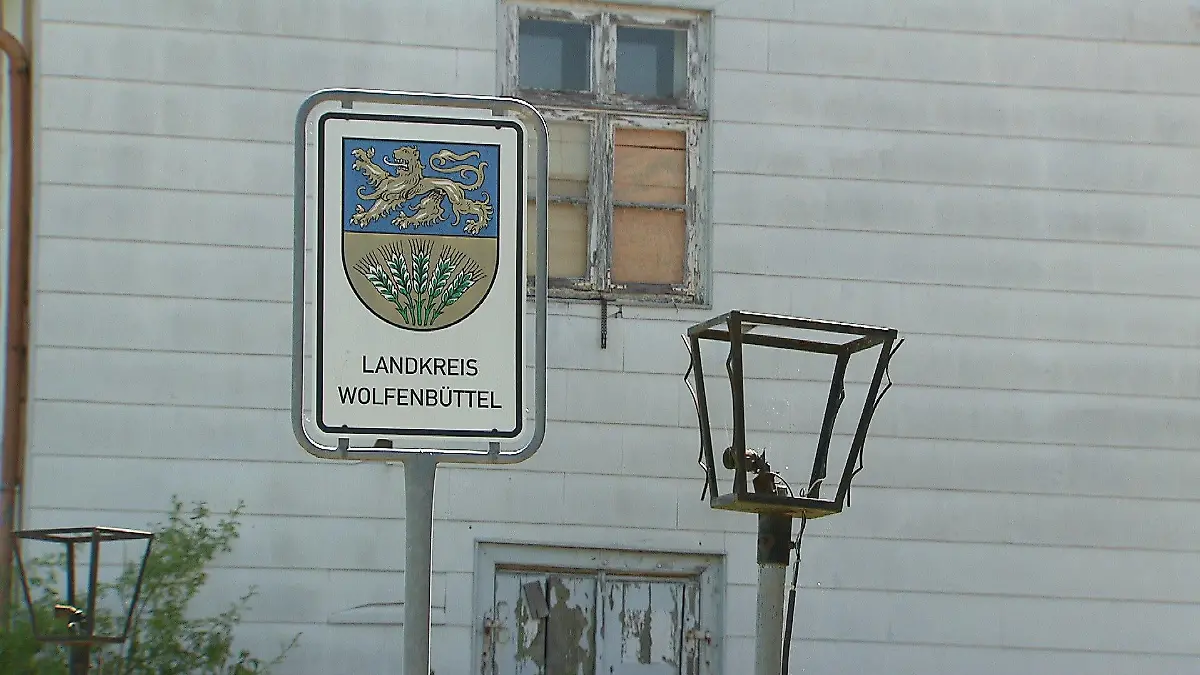 Das Schild steht direkt vor dem "Massagestudio"