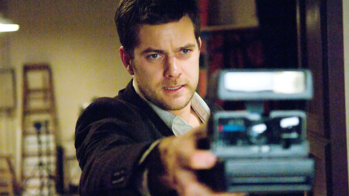 Benjamin (Joshua Jackson) versucht herauszufinden, was es mit den mysteriösen, hellen Schatten auf seinen Fotos auf sich hat.