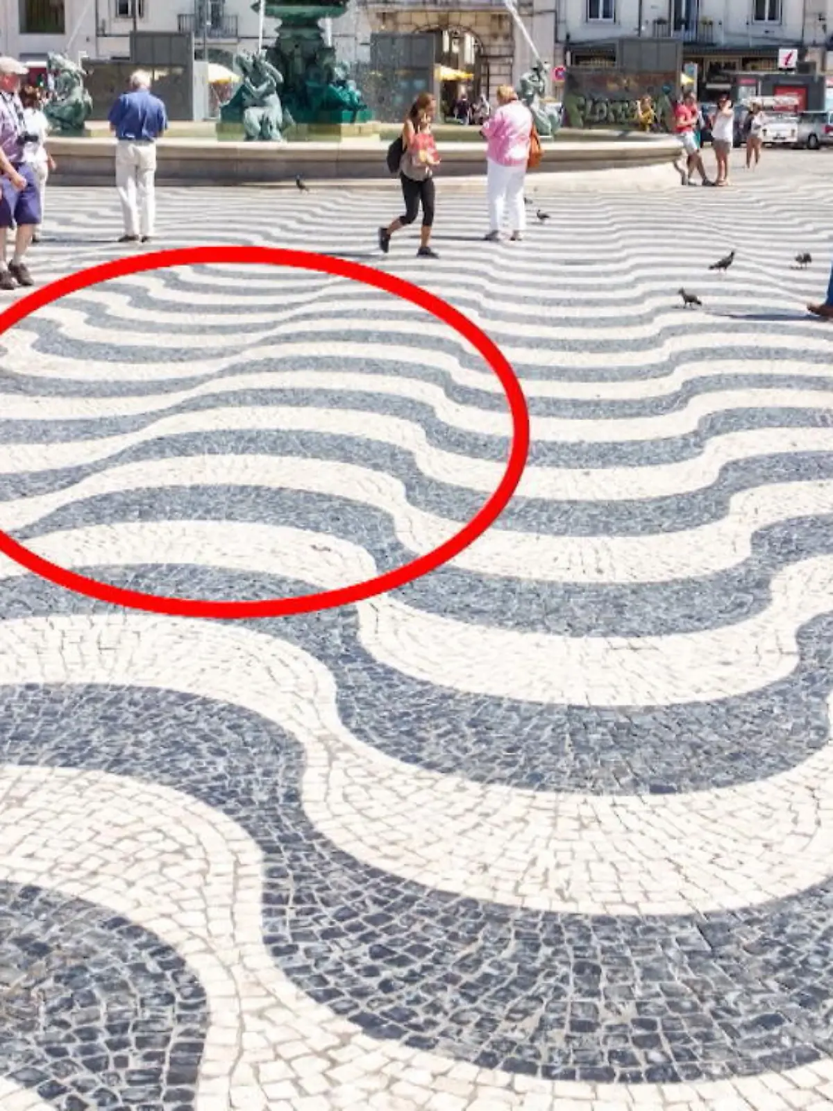 Optische Täuschungen kennen wir meist nur von Bildchen aus dem Internet. Aber diese Illusion prangert mitten in einer der beliebtesten Reisezeile Europas. 